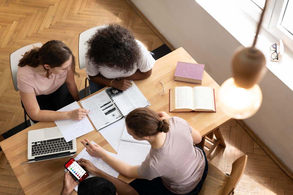 chicas universitarias estudiando juntas