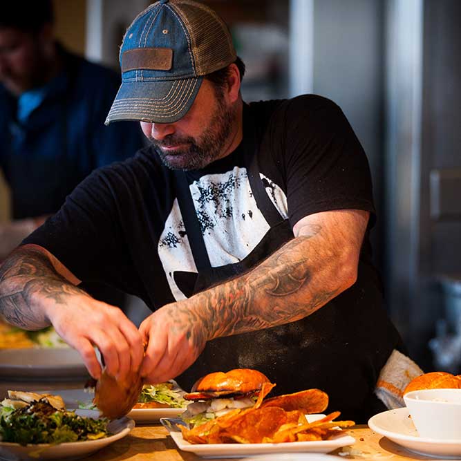 567Preparacion y servicio de bebidas y comidas rapidas en el bar.jpg
