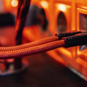 cables fondo rojo claro scaled 1.jpg