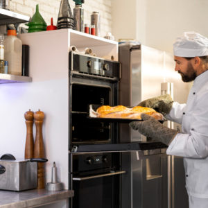 chef masculino cocina horneando pan.jpg