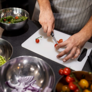 chef profesional preparando comida cocina.jpg