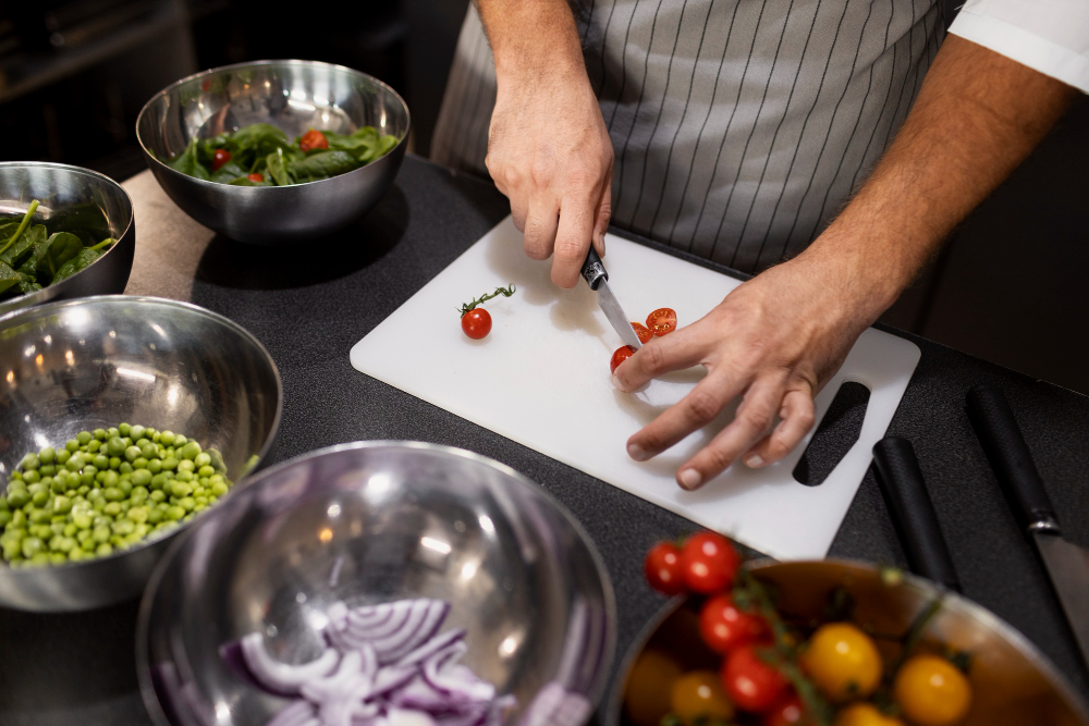 chef profesional preparando comida cocina.jpg