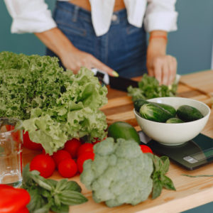 chica hermosa deportiva cocina verduras.jpg
