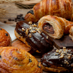 croissant hojaldre chocolate pastel chocolate rollo pasas dulces.jpg