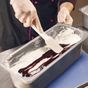 elaboracion helado chocolate gelato confeccionista uniforme chef trabajando helado.jpg
