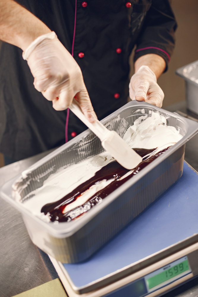 elaboracion helado chocolate gelato confeccionista uniforme chef trabajando helado.jpg