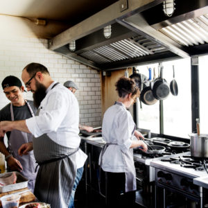 grupo cocineros trabajando cocina 1.jpg