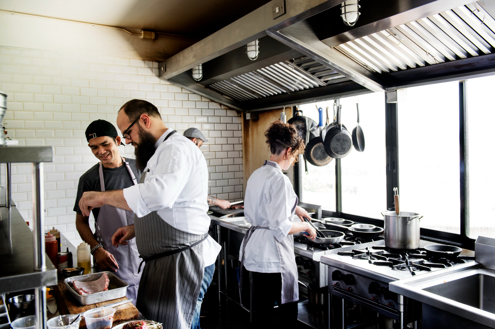 grupo cocineros trabajando cocina 1.jpg