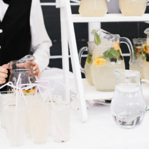 limonada fresca pajitas sobre mesa.jpg
