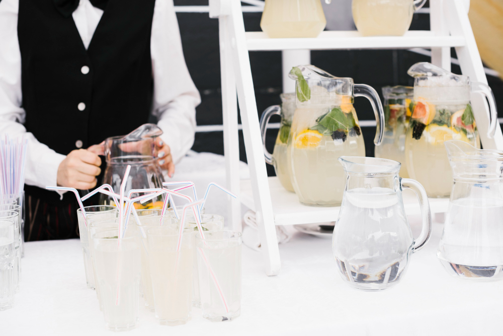 limonada fresca pajitas sobre mesa.jpg