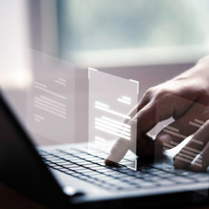 mano usando computadora portatil pantalla virtual documento aprobar linea concepto gestion erp garantia calidad papel.jpg