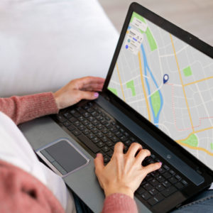 mujer alto angulo laptop.jpg
