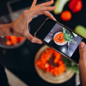 mujer haciendo foto comida su telefono.jpg
