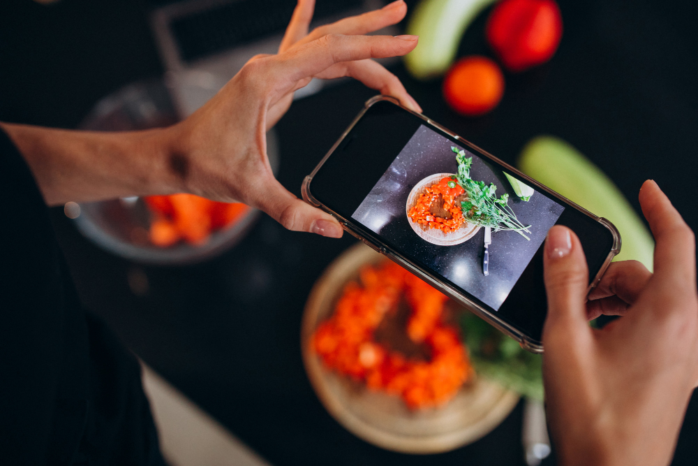 mujer haciendo foto comida su telefono.jpg