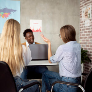 mujeres tiro medio discutiendo agente viajes.jpg