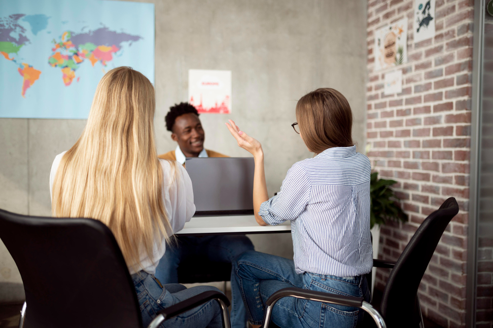 mujeres tiro medio discutiendo agente viajes.jpg