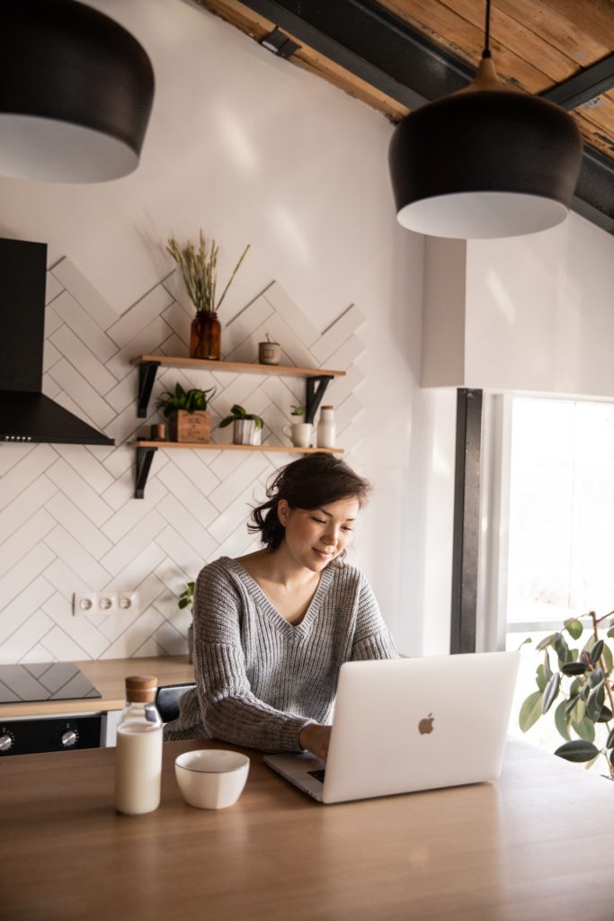 pexels ekaterina bolovtsova crea tu tienda online conprestashop.jpg