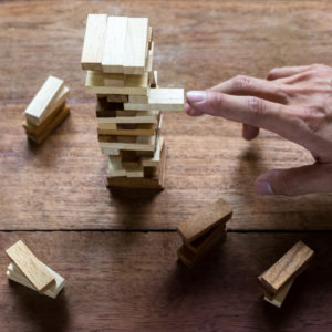 planificacion riesgo estrategia negocios empresario ingeniero juegos azar colocacion bloques madera torre.jpg