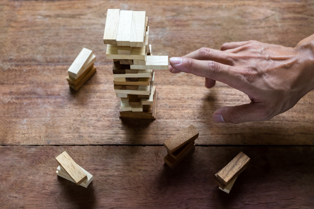 planificacion riesgo estrategia negocios empresario ingeniero juegos azar colocacion bloques madera torre.jpg