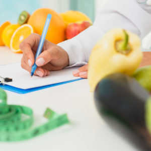 primer nutricionista escribiendo receta.jpg