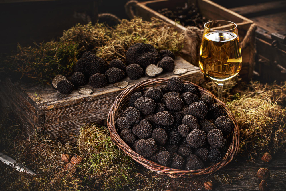 trufas negras recien cogidas mesa mercado decoracion muy elegante.jpg