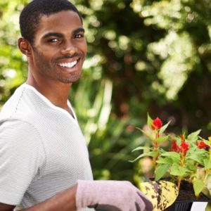 complaciendo su pulgar verde retrato de un apuesto joven jardineria