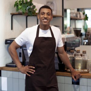 hombre sonriente de tiro medio en la cafeteria